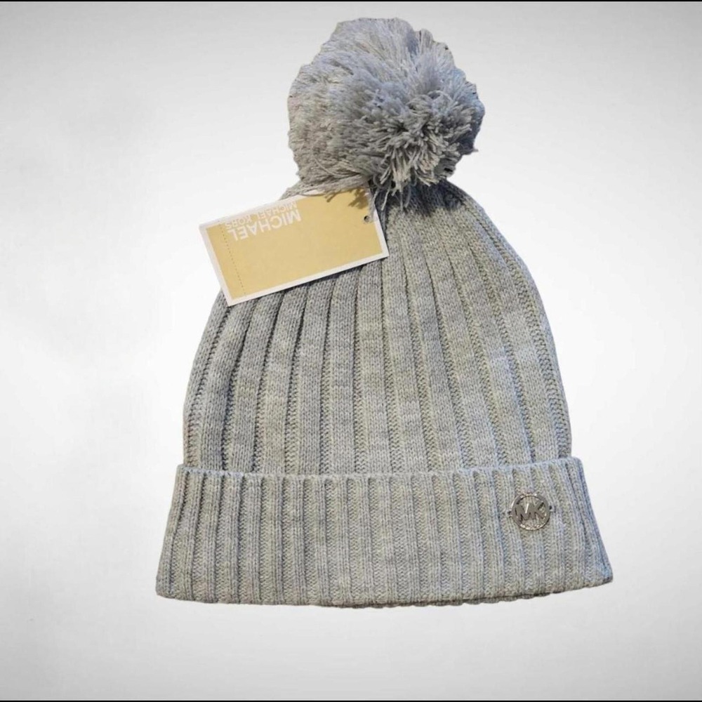 Michael Kors Womens Heather Gray Ribbed Knit Pom Pom Beanie Hat Silver‎ MK Logo